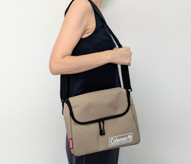 サンドベージュ・肩にかけた姿