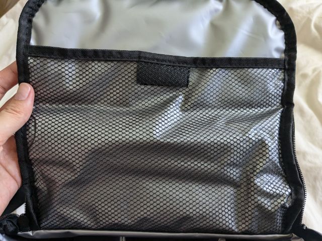 メッシュポケット