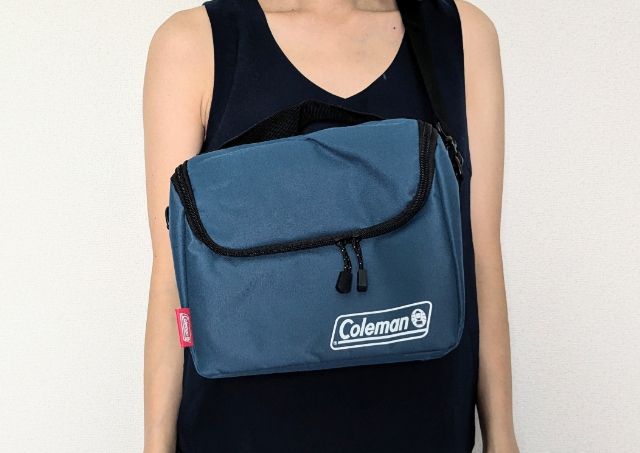 青・肩にかけた姿