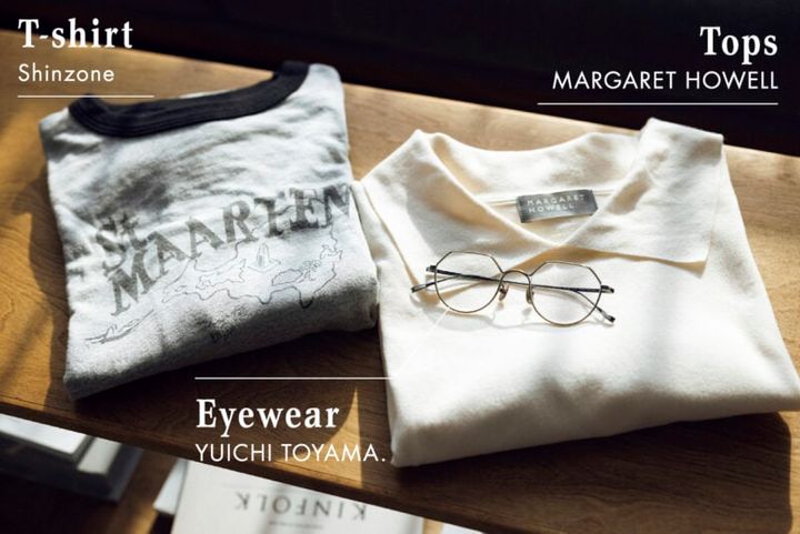 『マーガレット・ハウエル』、『シンゾーン』のグレーTシャツ、『ユウイチトヤマ』のメガネ