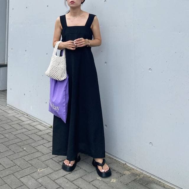 スクエアネック黒ワンピース夏コーデ