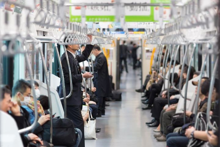 画像: 周囲の迷惑をガン無視し、電車内でフルメイクをする女性にドン引き！ → さらに驚愕の光景が！？