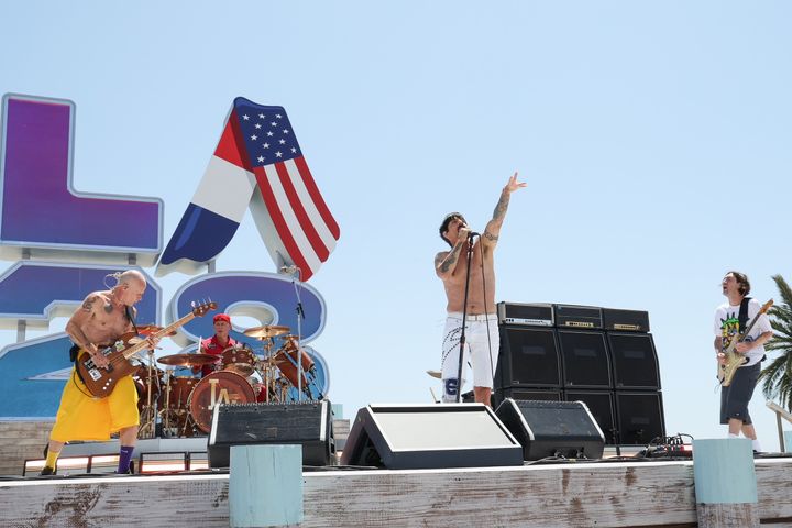 閉会式でパフォーマンスをするレッド・ホット・チリ・ペッパーズ。