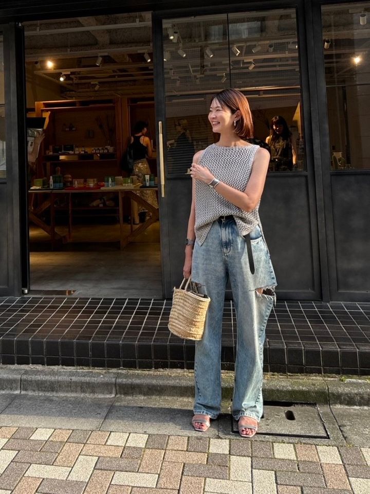 AKTEのメッシュトップスにマルジェラのデニムパンツの着こなし