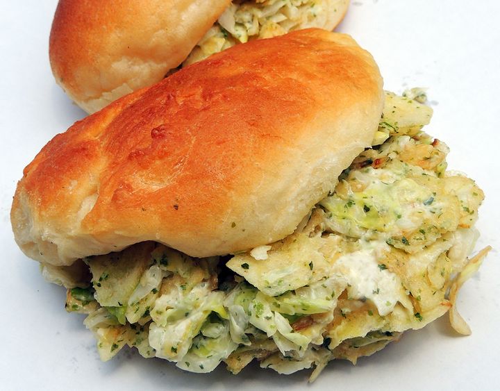 ポテチパン183.6円。税込料金の小数点は会計時に調整（中井パン店は以下同）