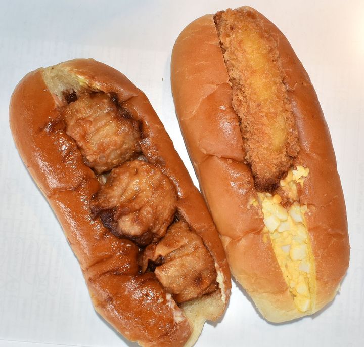 焼売＆ゴボウサンド（左）、エッグコーンサンド（右）各210円