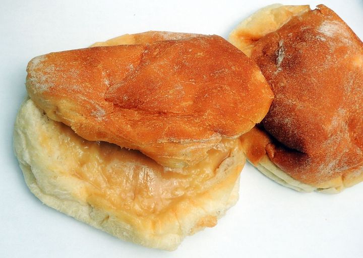 ソフトフランス＋ピーナツバター167.2円（左）、ソフトフランス97.2円（右）