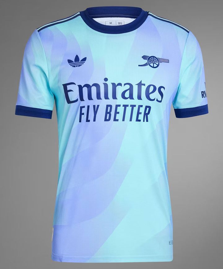 冨安健洋のアーセナル、爽やかブルーの新サードユニフォーム発表！胸に「三つ葉マーク」が復活