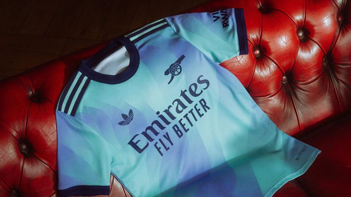 冨安健洋のアーセナル、爽やかブルーの新サードユニフォーム発表！胸に「三つ葉マーク」が復活