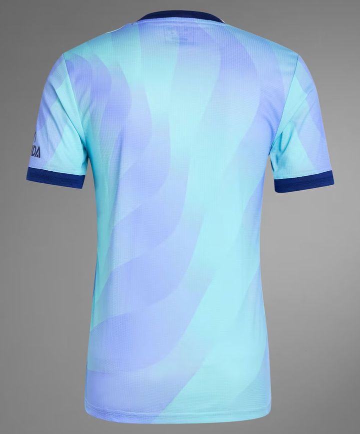 冨安健洋のアーセナル、爽やかブルーの新サードユニフォーム発表！胸に「三つ葉マーク」が復活