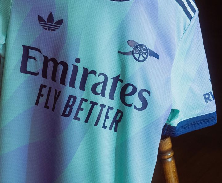 冨安健洋のアーセナル、爽やかブルーの新サードユニフォーム発表！胸に「三つ葉マーク」が復活