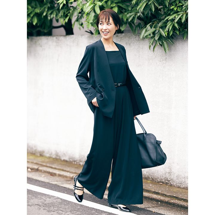 アンクレイヴのオールインワンとジャケットを着る青木裕子さん