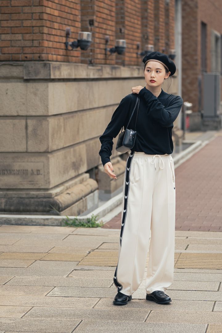 トラックパンツはモノトーンでラフだけど上品に着る【FUDGE 9月号連動企画-わたしがトラックパンツを好きなワケ-No.004】