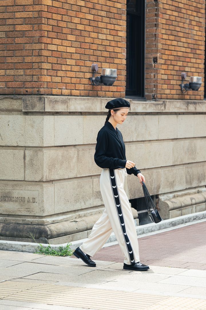 トラックパンツはモノトーンでラフだけど上品に着る【FUDGE 9月号連動企画-わたしがトラックパンツを好きなワケ-No.004】