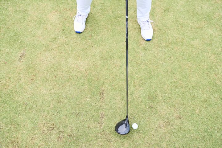 ドライバーの正しい構え方とは？ボール位置や握りをプロコーチ解説！