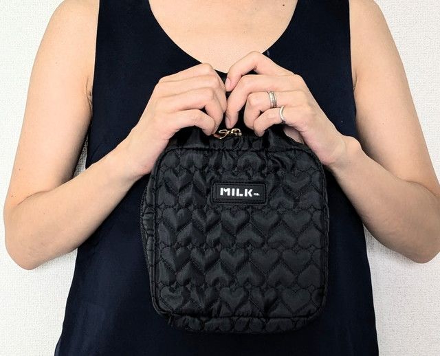 キルティングポーチを持ったところ
