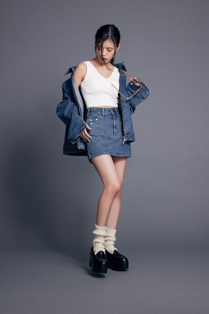 デニムブルゾン ¥27,500 パネルミニスカート ¥17,600