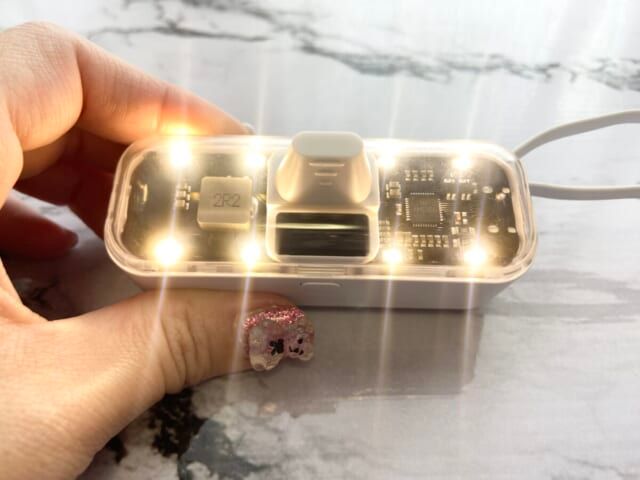 3COINS スリコ LEDライト付きクリアモバイルバッテリー ライト点灯