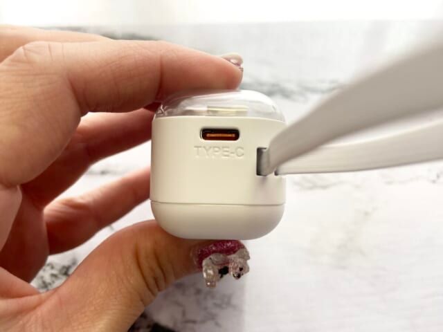 3COINS スリコ LEDライト付きクリアモバイルバッテリー 充電ケーブル差込口