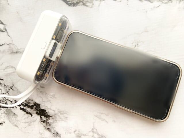 3COINS スリコ LEDライト付きクリアモバイルバッテリー 使用例