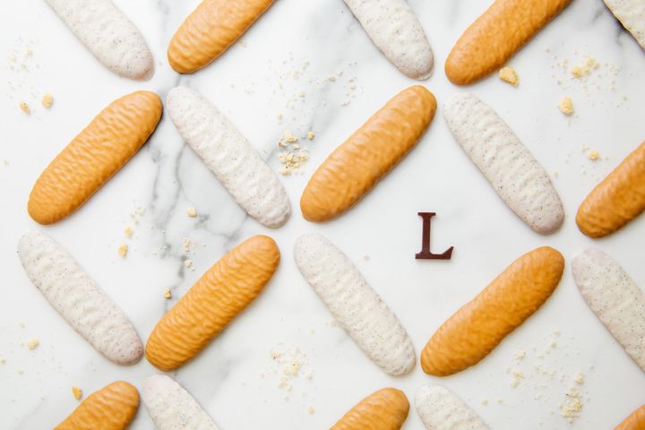 フランス語で「猫の舌」を意味するラング・ド・シャ。猫の舌の形をしたビスキュイをバニラ風味とキャラメル風味のホワイトチョコレートでコーティング。たっぷり入ったバニラの粒粒がなんとも贅沢！