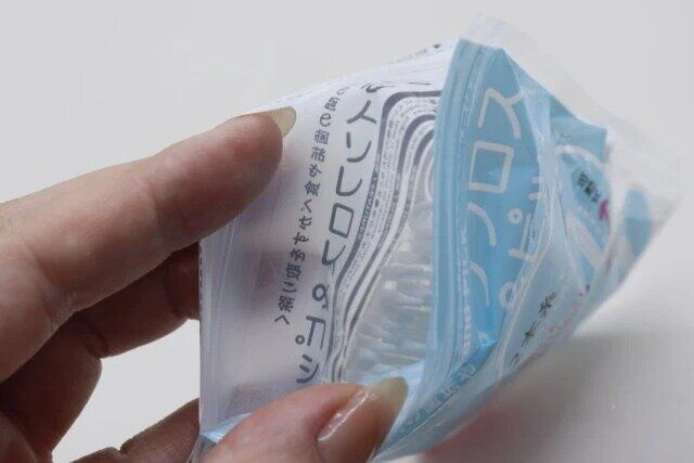 ダイソー ツインラインフロス＆ピック（40本、ジッパー袋入） パッケージ