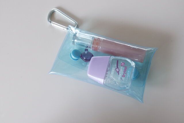 ダイソー クリアカラーポーチ（A、カラビナ付） ブルー 使用例