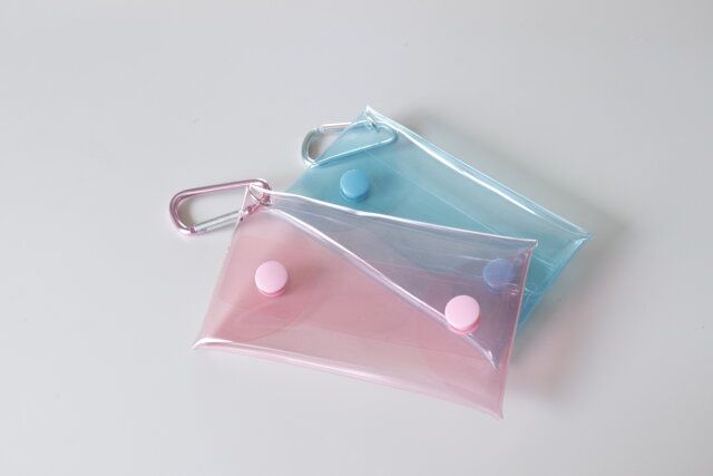 ダイソー クリアカラーポーチ（A、カラビナ付） ピンク ブルー