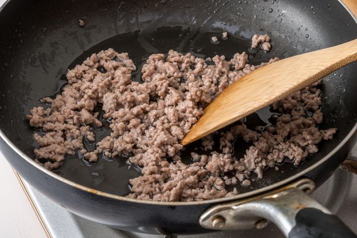 挽き肉を炒める