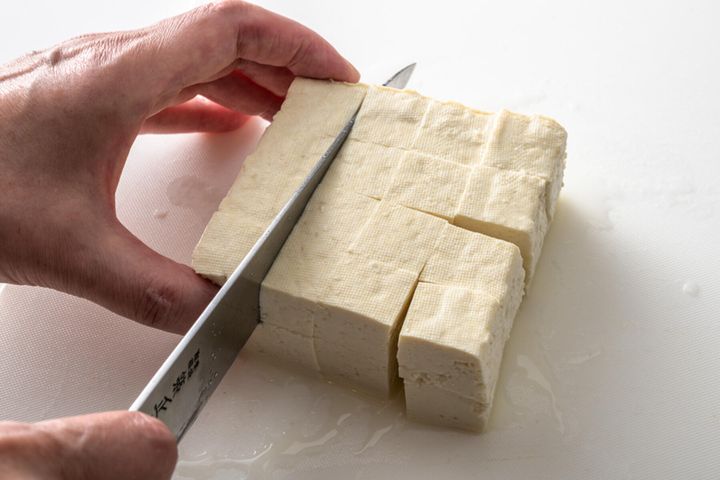 豆腐をカットする