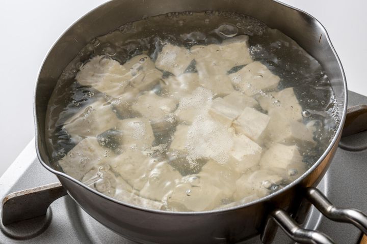豆腐をゆでる