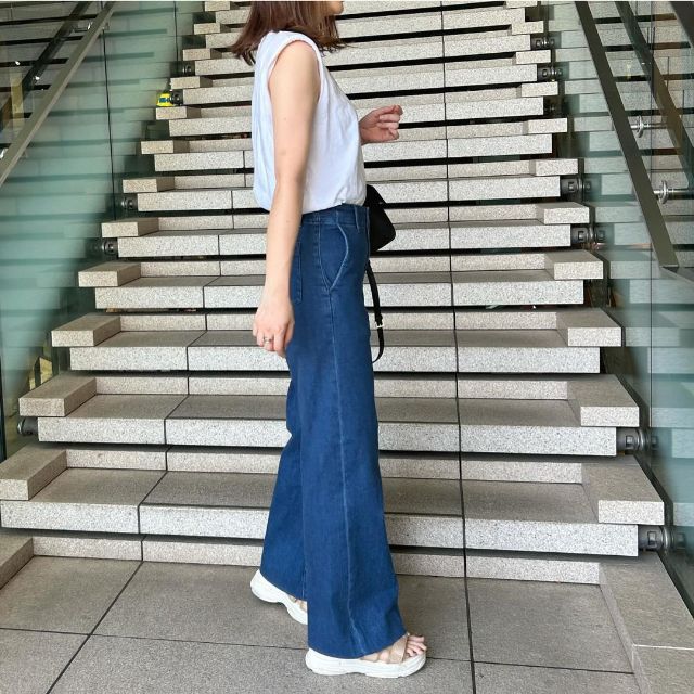 UNIQLOのワイドトラウザージーンズを着た時のサイド側