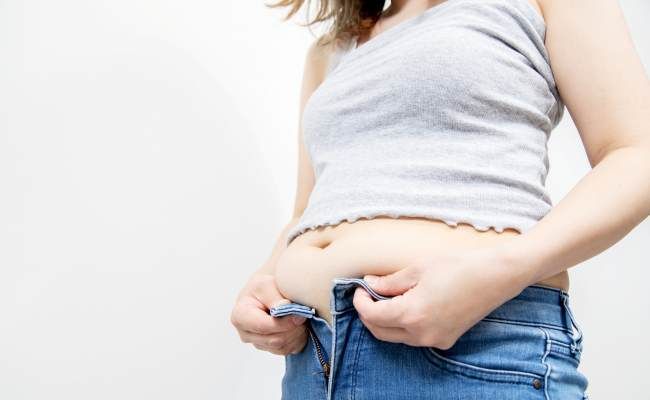 ファスナーが締まらない女性