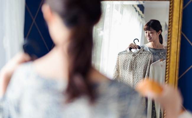 服を選ぶ女性