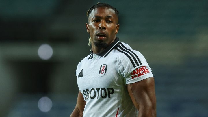 筋肉王アダマ・トラオレのマッスルに触れたボールボーイが頭を抱えてしまう