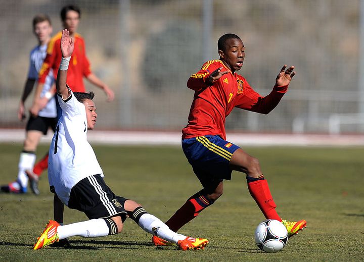 筋肉王アダマ・トラオレのマッスルに触れたボールボーイが頭を抱えてしまう