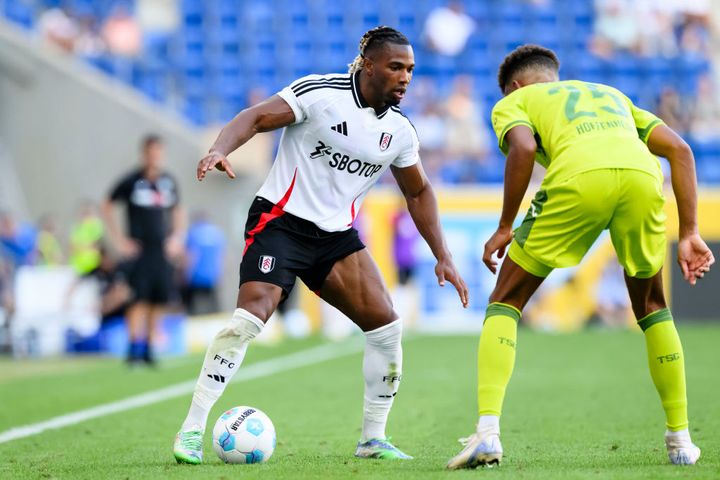 筋肉王アダマ・トラオレのマッスルに触れたボールボーイが頭を抱えてしまう