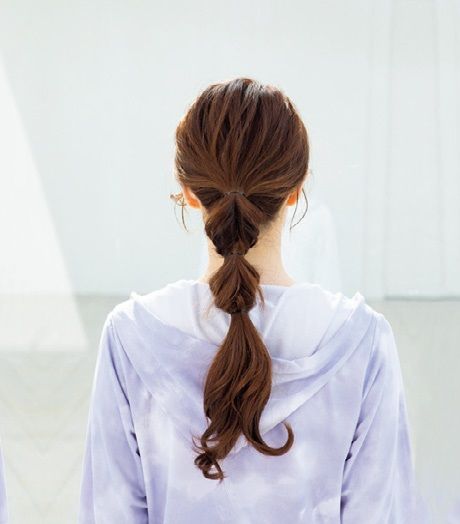 夏のヘアアレンジ プールや海で崩れにくいロングのまとめ髪