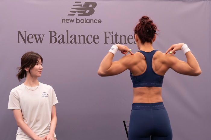 ブラトップの背中側のつくりについて語るAYAさん