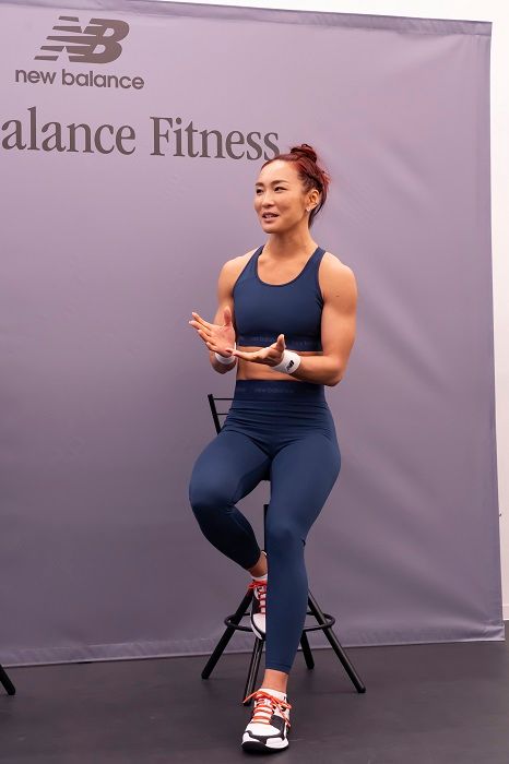 ニューバランスの衣装で全身コーディネイトしたAYAさん