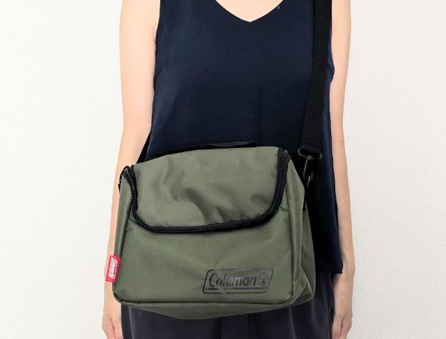 モスグリーン・肩にかけた姿