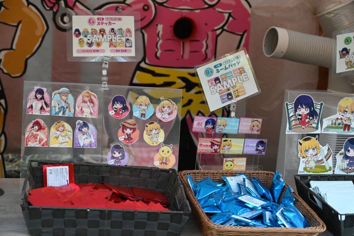 左からC賞「ステッカー」、B賞「ネームバッジ」