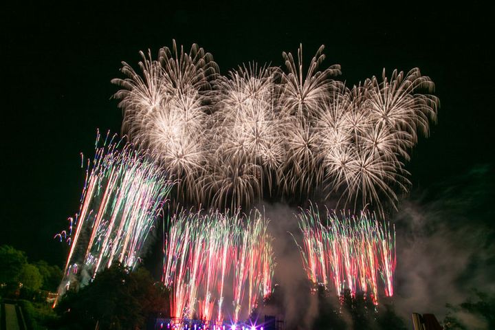 クライマックスで上がる大量の花火に、観客からも大歓声が！