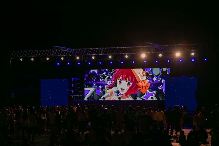 花火を盛り上げるライブ映像も見逃せません