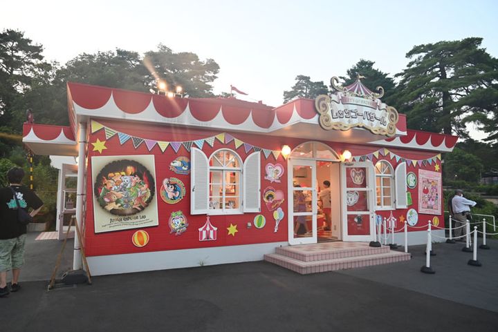 「レッツゴー！バザール」はメリーゴーラウンドの近くにあります