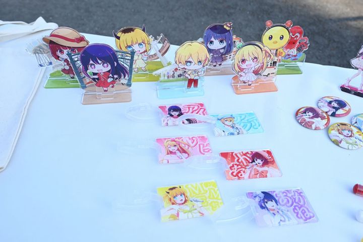 上からミニキャラアクリルジオラマ、トレーディングアクリルネームタグ