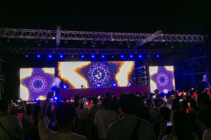 イベントスタート前からステージ前は大賑わい！