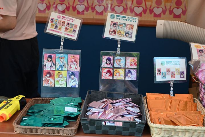 左からC賞「イラストカード」、B賞「アクリルマグネット」、A賞「アクリルパネル」