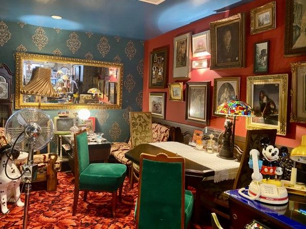 アンティーク家具と喫茶キャバレー