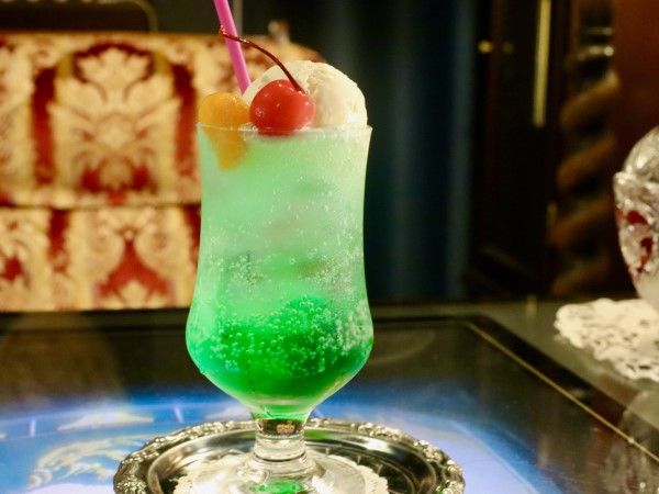 アンティーク家具と喫茶キャバレー